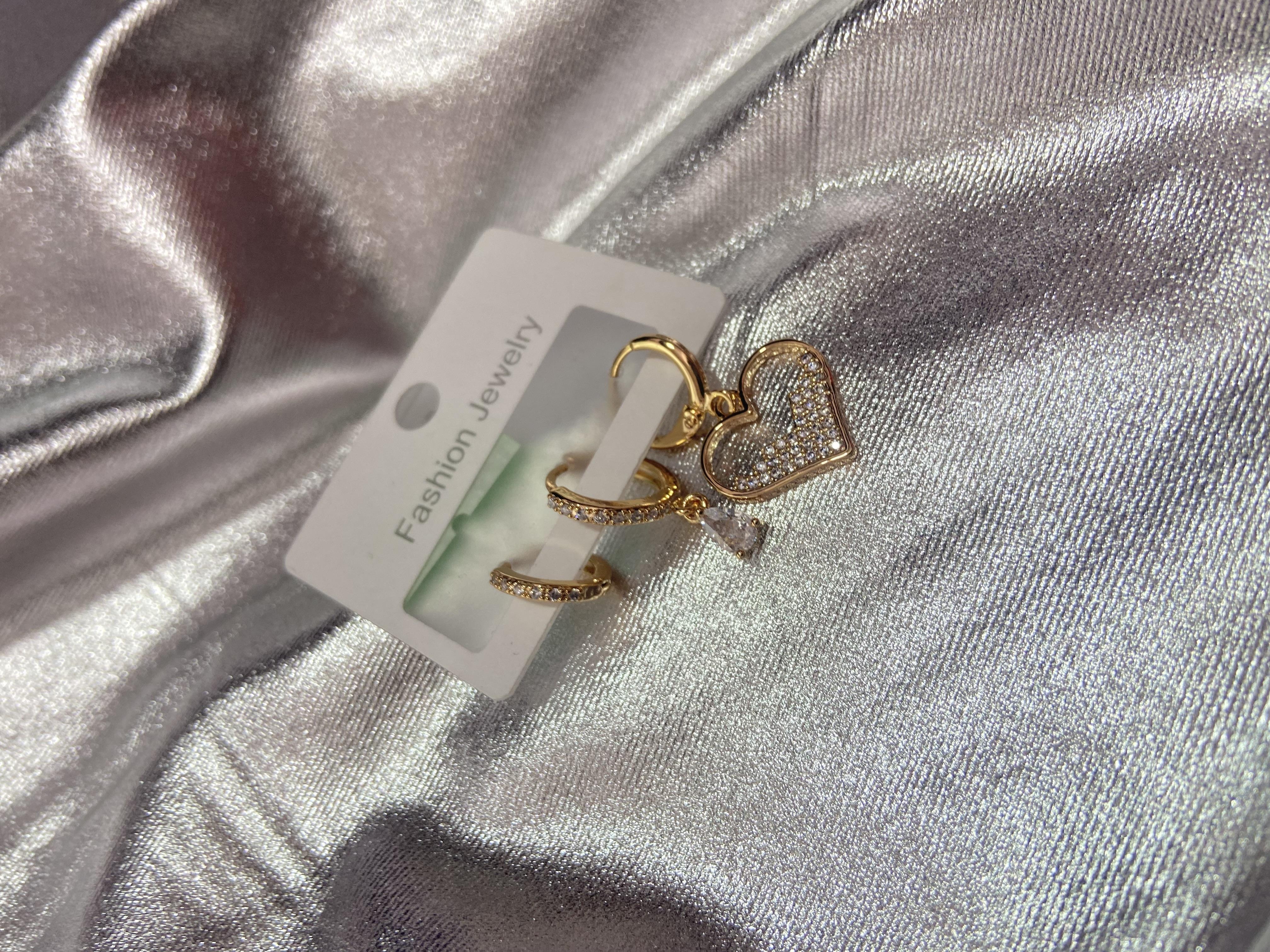 Kalpli Taşlı Üçlü Gold Çelik Küpe