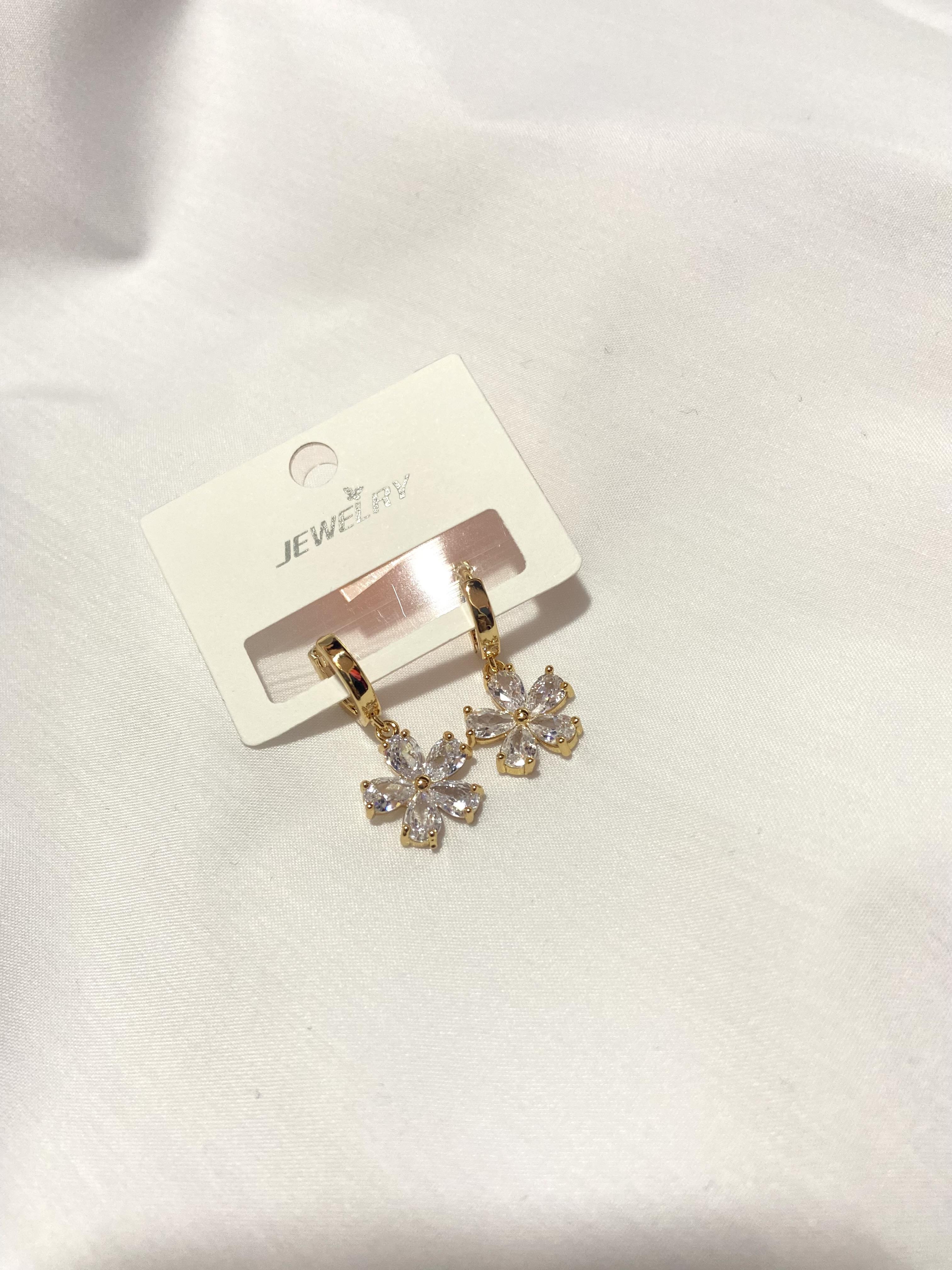 Sallantılı Taşlı Çiçek Model Çelik Gold Küpe