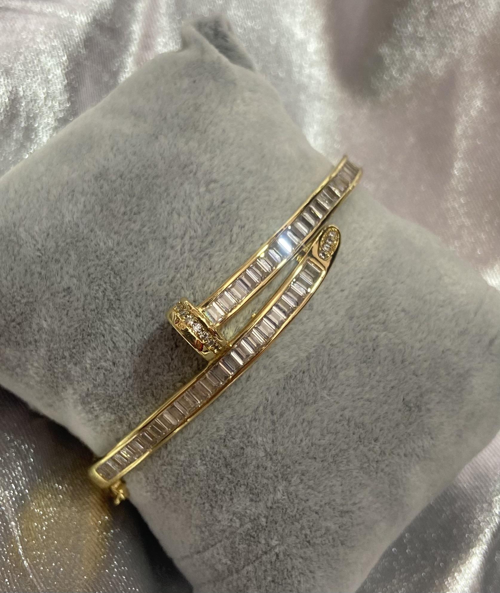 Taşlı Çivi Model Gold Kelepçe