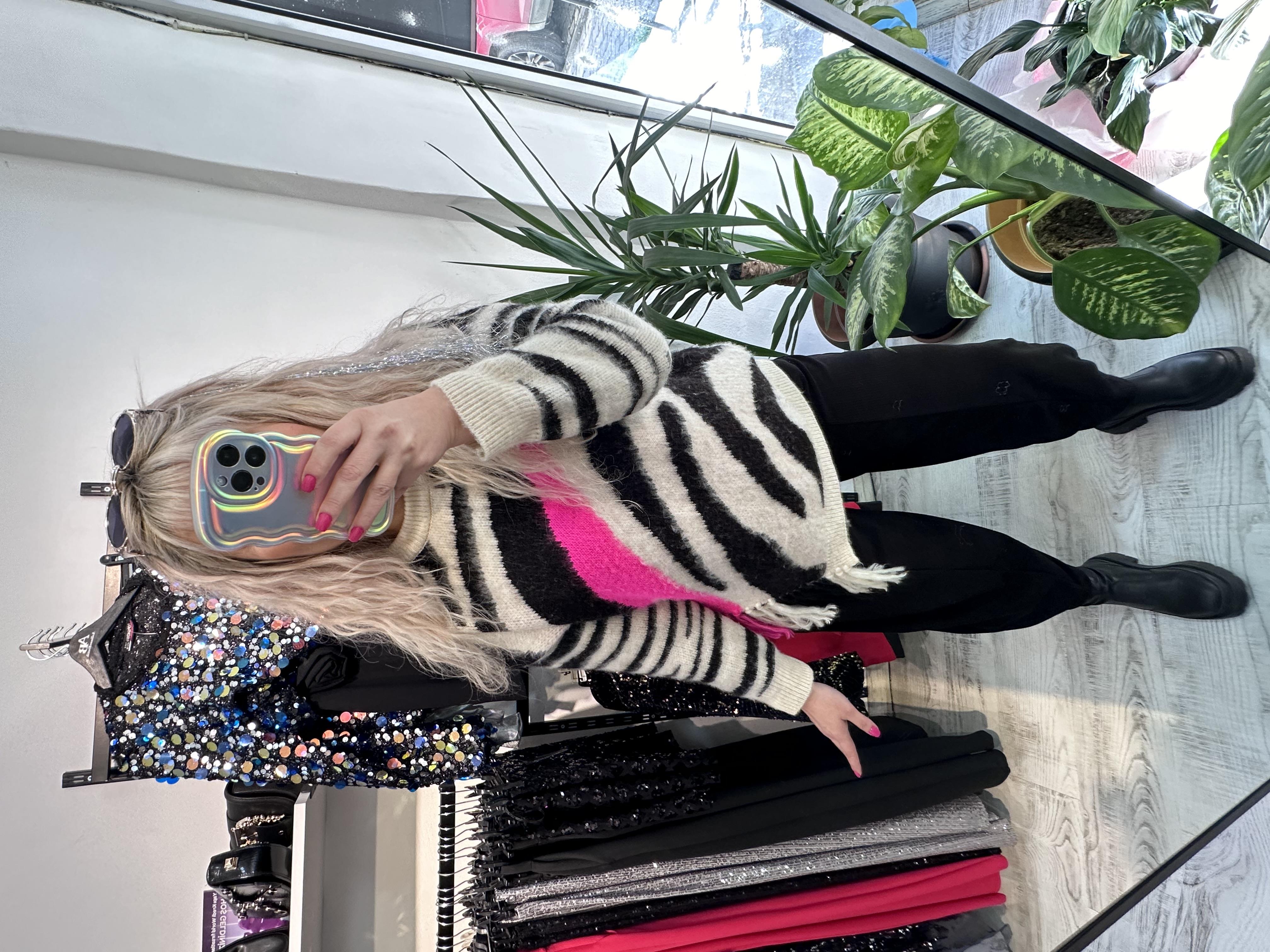 Vizon Neon Pembe Zebra Desenli Püsküllü Kazak