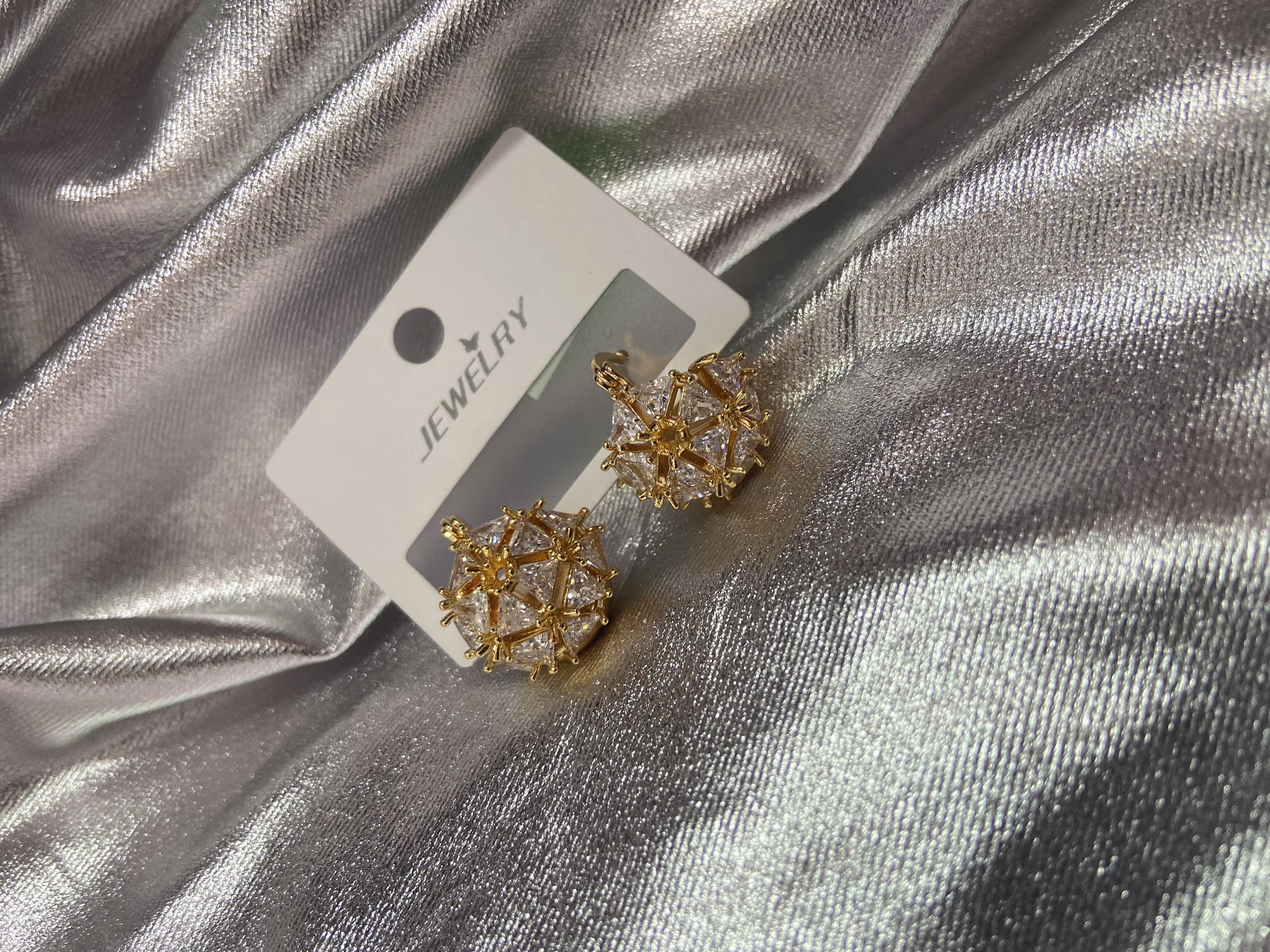 Zirkon Üçgen Taşlı Sallantılı Gold Çelik Küpe