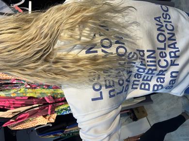 arkası baskılı beyaz sweatshirt