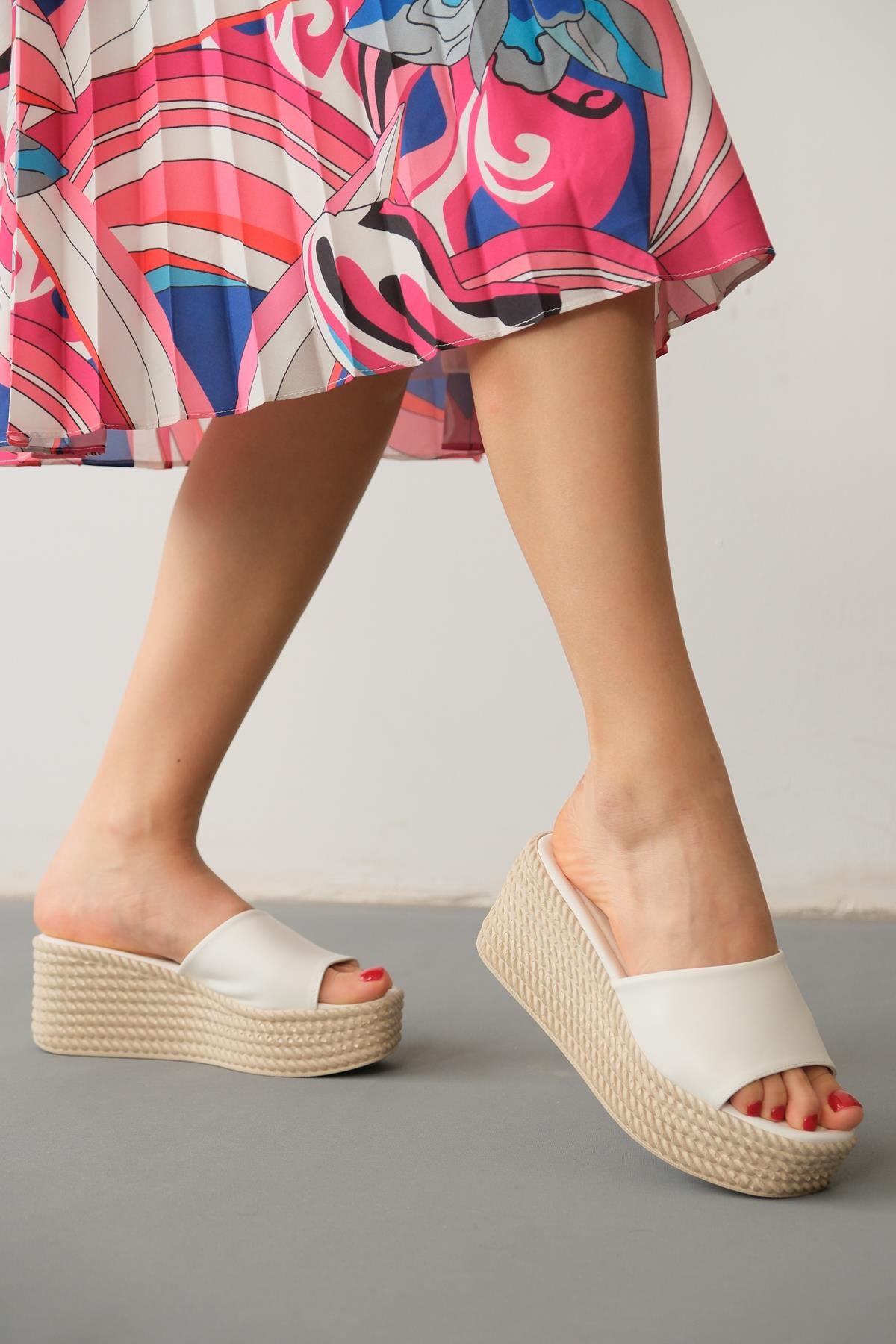 Danielle Beyaz Hasır Görünümlü Taban Dolgu Topuk Terlik