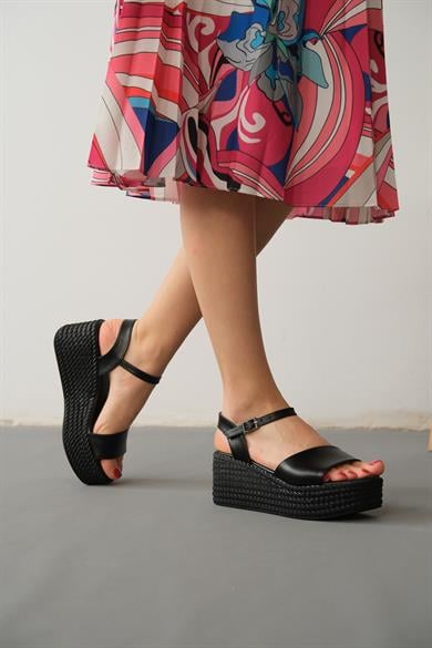 Bella Siyah Kalın Bantlı Dolgu Topuklu Sandalet