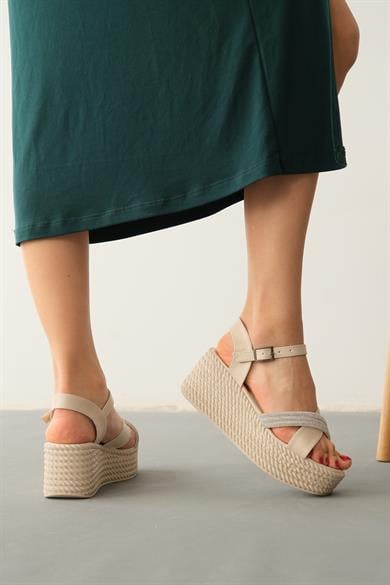 Janel Ten Çapraz Bantlı Taşlı Dolgu Topuk Sandalet