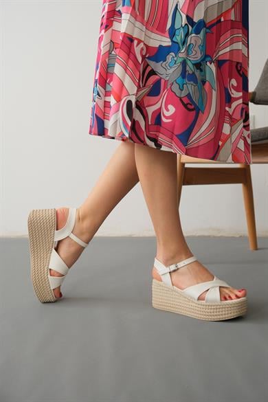 Nensi Beyaz Çapraz Bantlı Dolgu Topuklu Sandalet