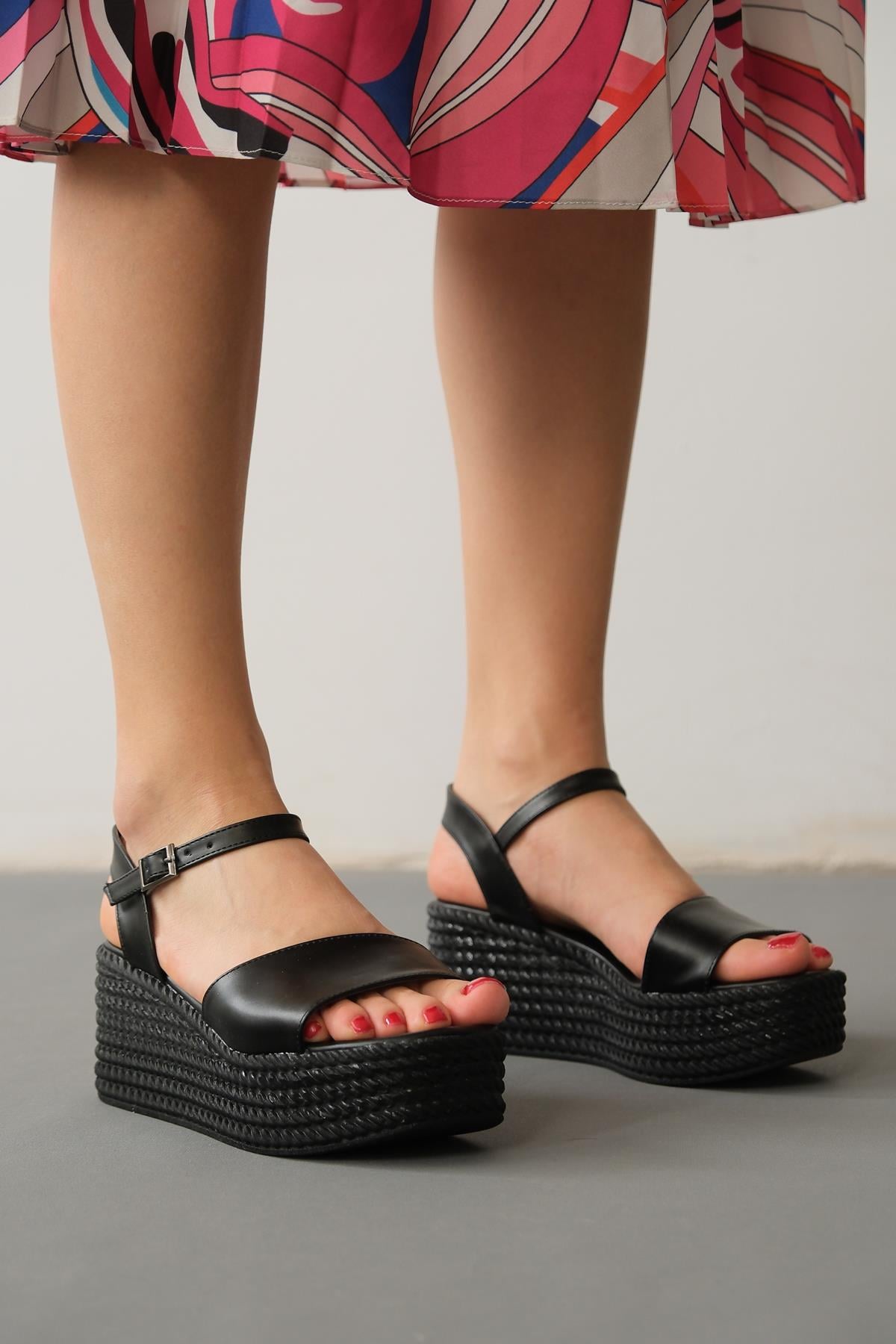 Bella Siyah Kalın Bantlı Dolgu Topuklu Sandalet