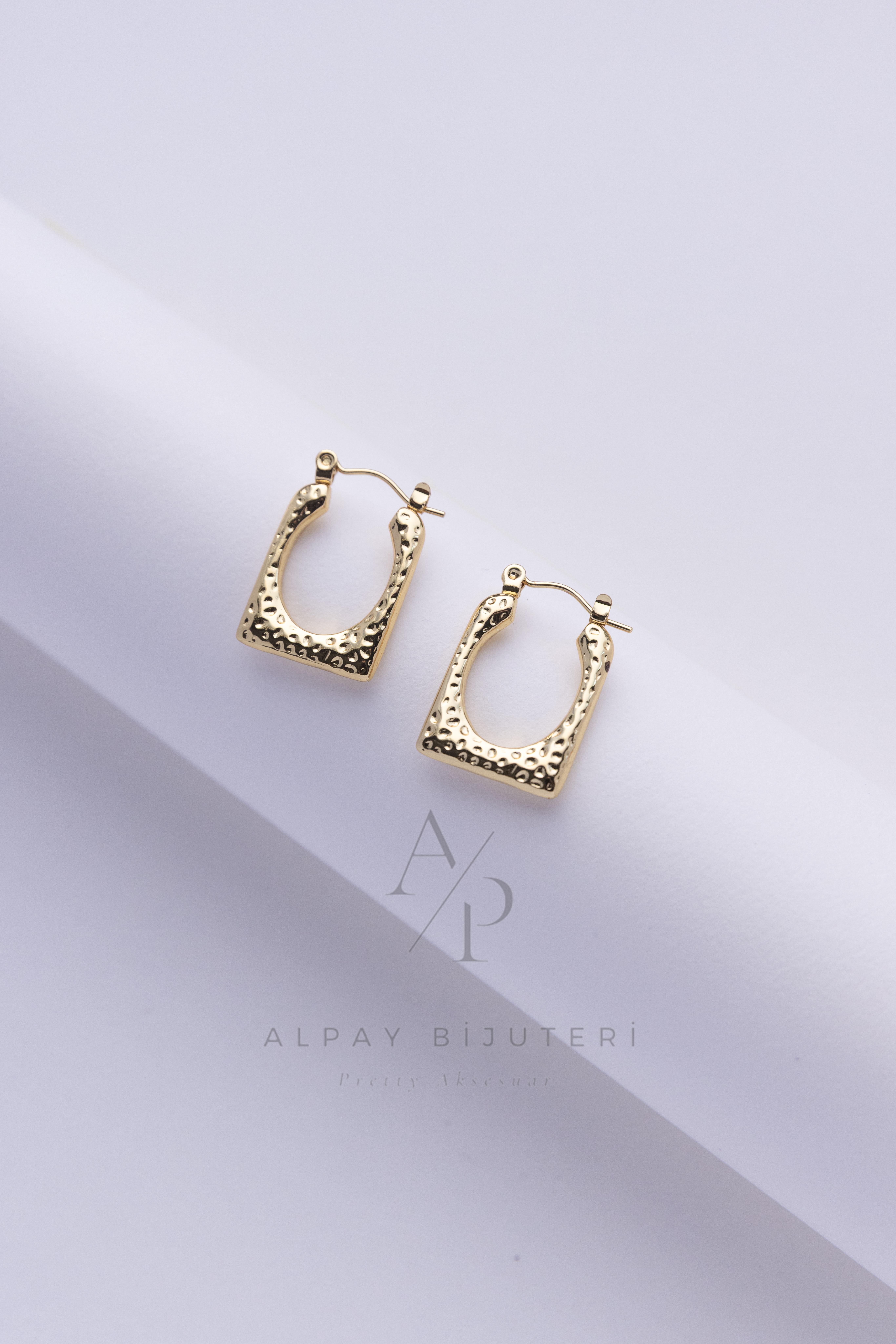 Noktalı Kare Halka Çelik Küpe