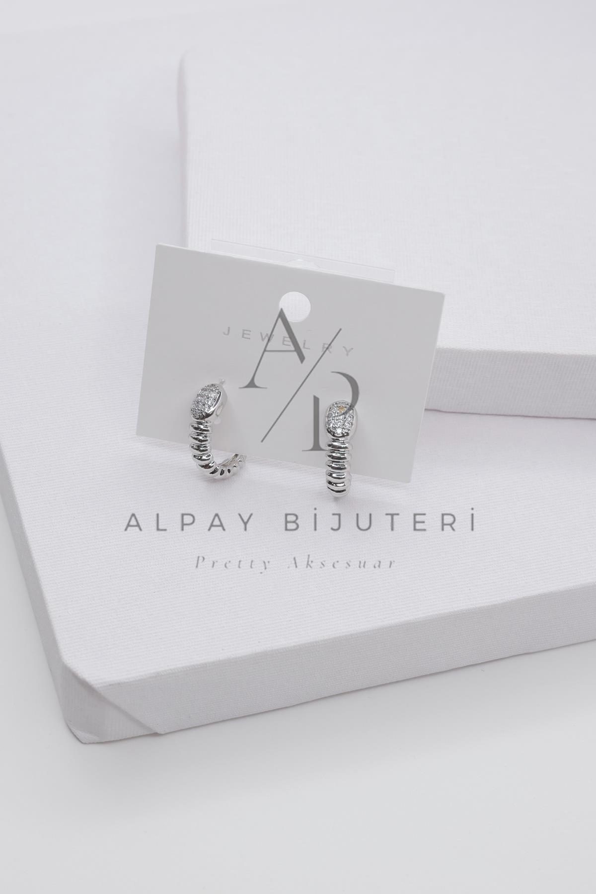 Şık Tasarım Küpe