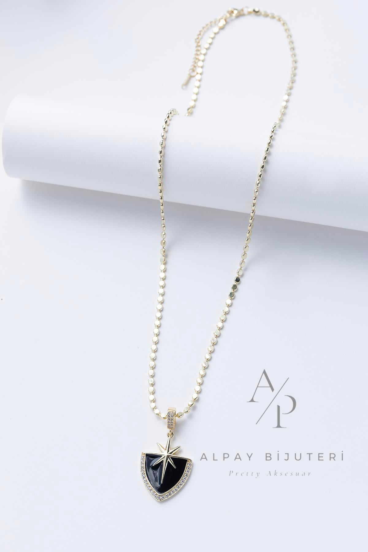 Siyah Taş Detaylı Çelik Kolye