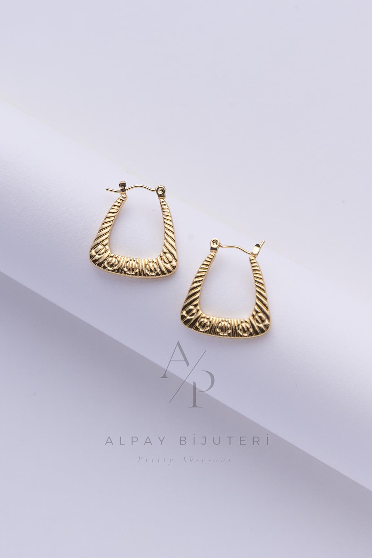 Desenli Üçgen Halka Çelik Küpe