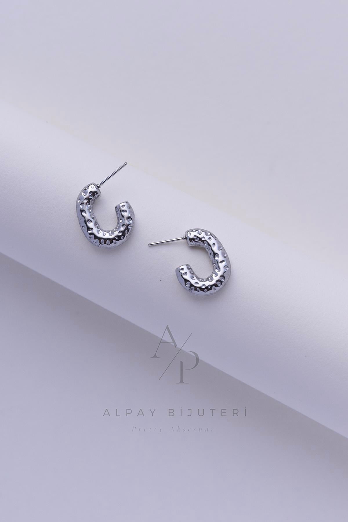 Noktalı Yarım Halka Çelik Küpe