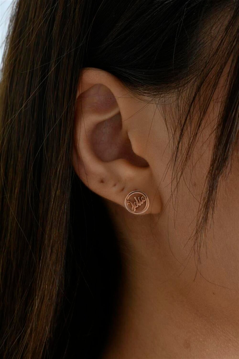 Halka İçinde Çivili İsim 925 Ayar Gümüş Küpe