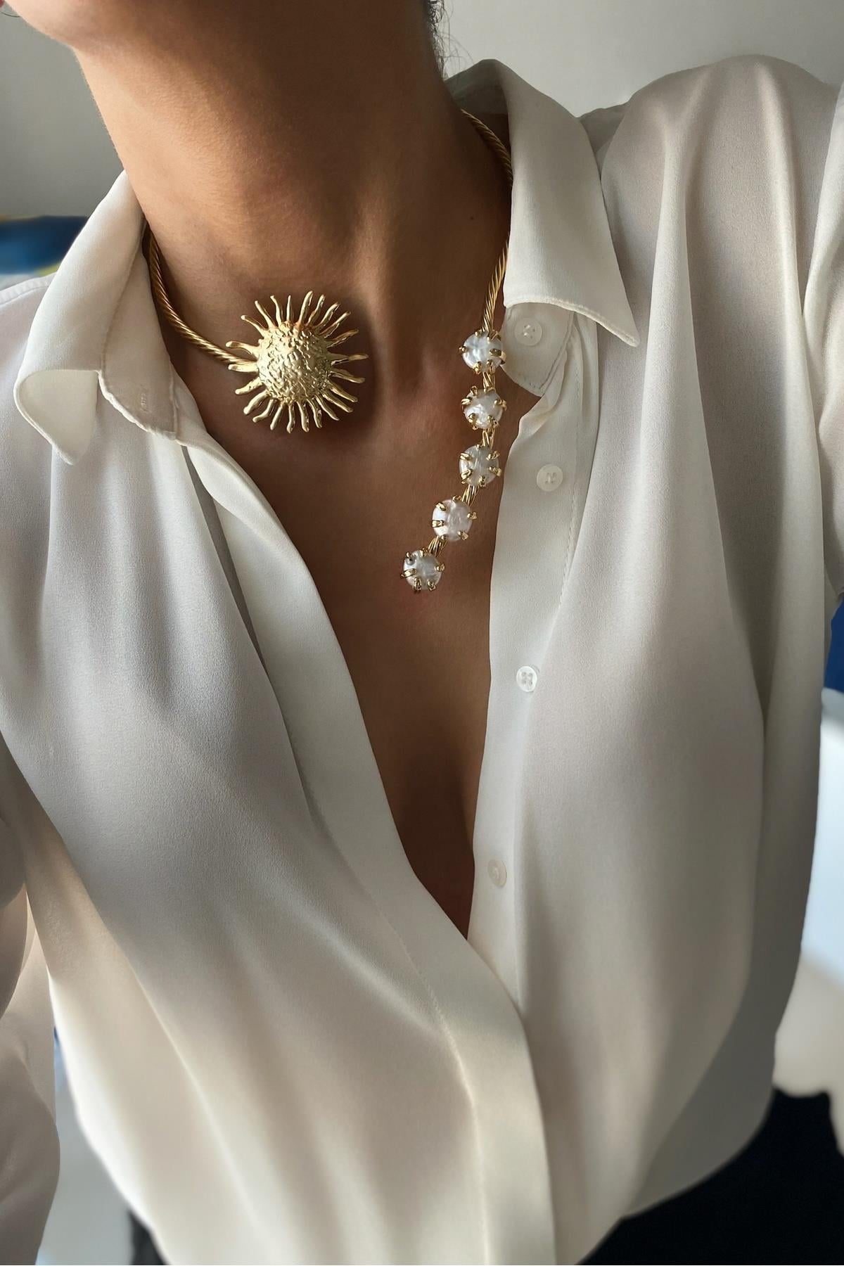 Güneş Temalı Yassı İnci Tasma Kolye