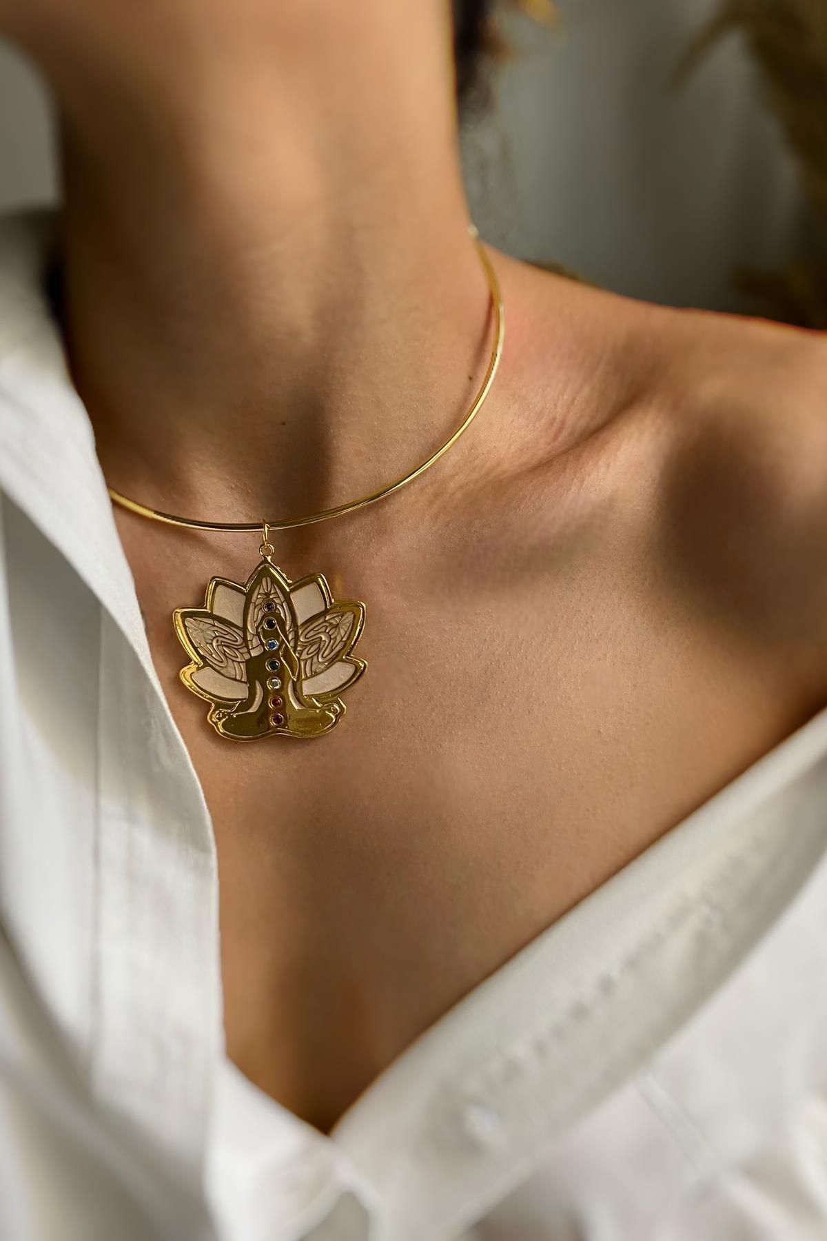 Lotus Uçlu Tasma Kolye