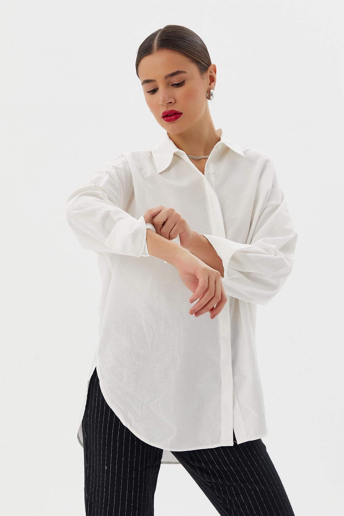 Gizli Düğmeli Yandan Yırtmaçlı Oversize Gömlek