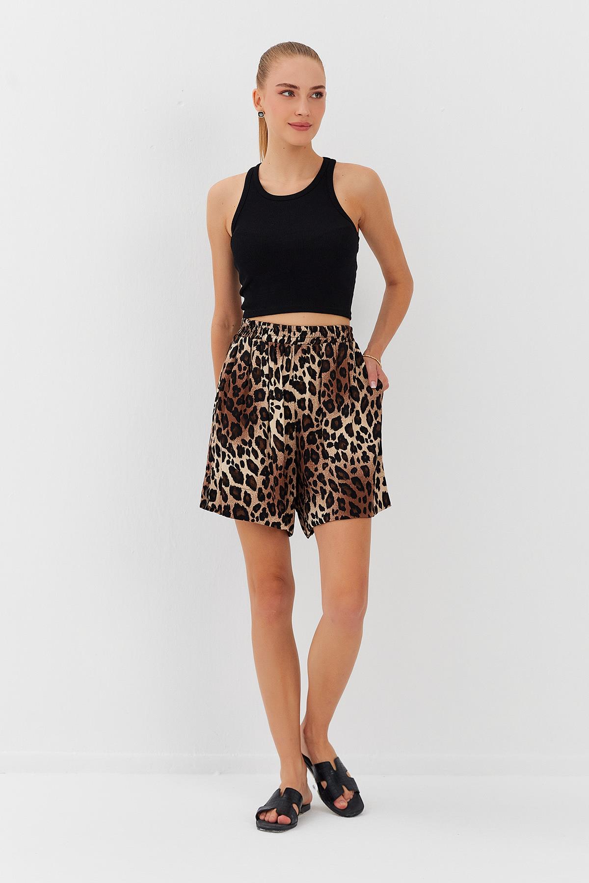 Leopar Desenli Beli Lastikli Şort