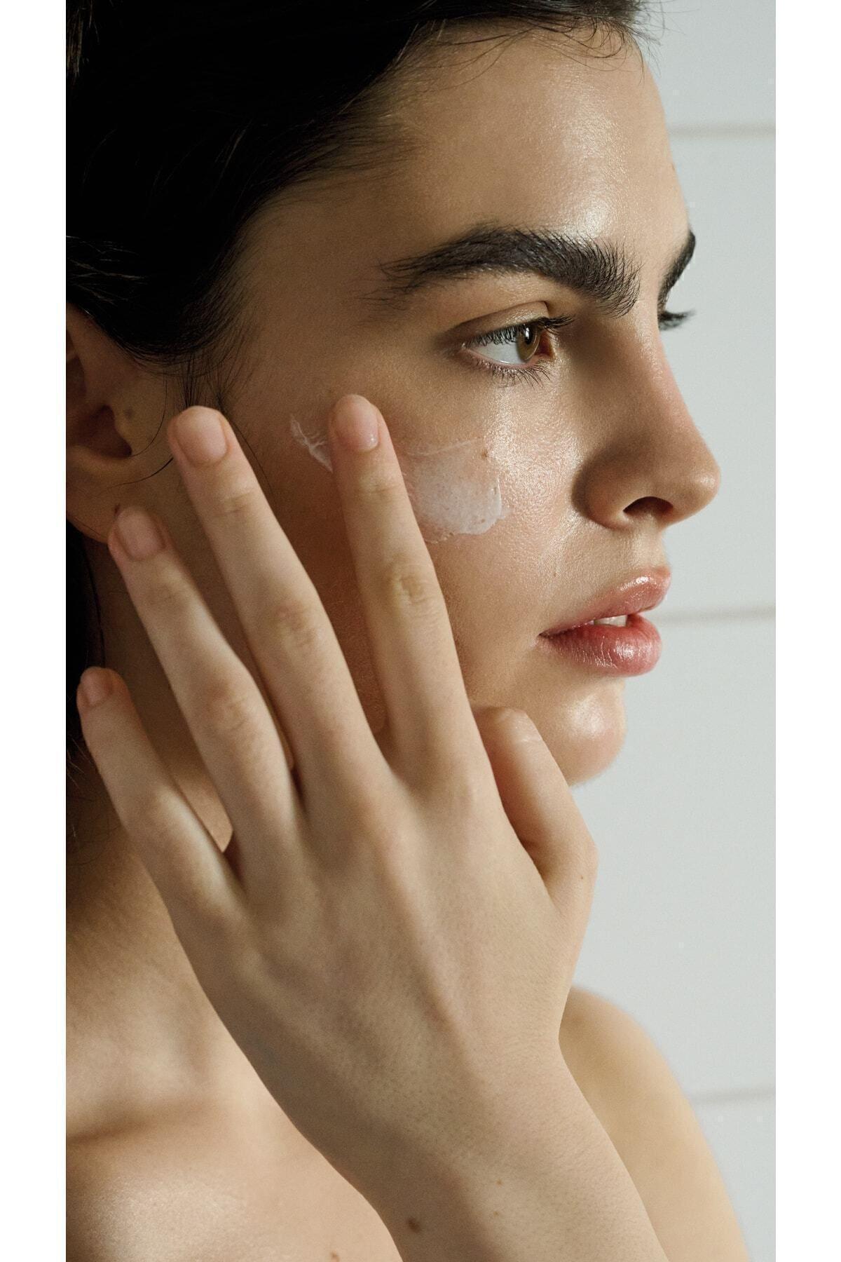 Keçi Sütü Hızlı Emilen Nemlendirici ve Rahatlatıcı Yüz Kremi SPF 15 50 ml - Outlet