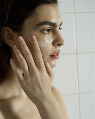 Keçi Sütü Hızlı Emilen Nemlendirici ve Rahatlatıcı Yüz Kremi SPF 15 50 ml