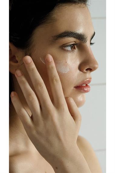 Keçi Sütü Hızlı Emilen Nemlendirici ve Rahatlatıcı Yüz Kremi SPF 15 50 ml - Outlet