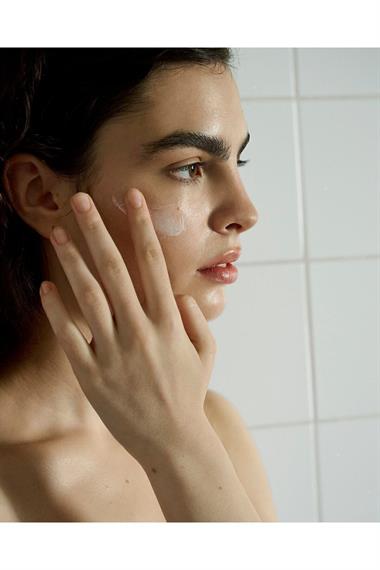Keçi Sütü Hızlı Emilen Nemlendirici ve Rahatlatıcı Yüz Kremi SPF 15 50 ml - Outlet