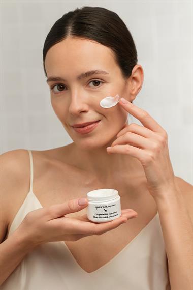 Keçi Sütü Nemlendirici Gündüz Kremi 50 ml + Keçi Sütü Besleyici Gece Kremi 50 ml 2li Set