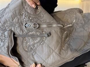 %100 Pamuk Fermuar Detaylı Pullu Şal Desen İthal Yelek Vizon