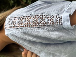 %100 Pamuk Keten Omuz Detaylı İthal Bluz Bebe Mavisi