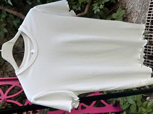 Fırfır Detaylı Yuvarlak Yaka Kısa Kollu T-shirt