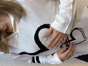 Kalp Desenli Kapüşonlu Triko Sweatshirt Beyaz
