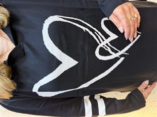 Kalp Desenli Kapüşonlu Triko Sweatshirt Siyah