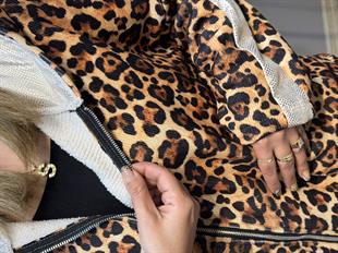 Leopar Desen Kol Şerit Detaylı Kapüşonlu İthal Kadife Ceket Camel