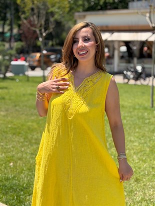 Ön Yaka İşlemeli Sıfır Kol Elbise Sarı