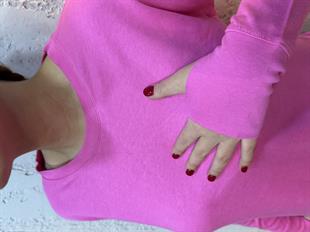 Parmak Geçirme Detaylı Yanları Yırtmaçlı Pamuk Sweatshirt Pembe