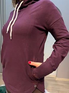 Parmak Geçirmeli Boyunluk Detaylı Kapüşonlu Hoodie Patlıcan Moru