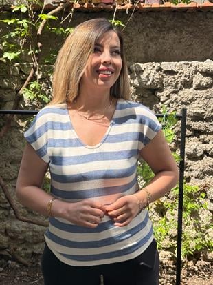 V Yaka Çizgili Kısa Kollu Tişört Mavi