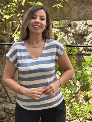 V Yaka Çizgili Kısa Kollu Tişört Mavi
