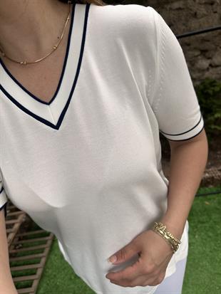 V Yaka Çizgili Yan Yırtmaçlı Merserize Bluz Beyaz