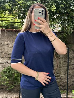 Yuvarlak Yaka Çizgi Detaylı Merserize Bluz Lacivert