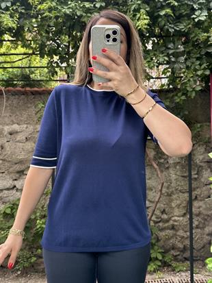 Yuvarlak Yaka Çizgi Detaylı Merserize Bluz Lacivert