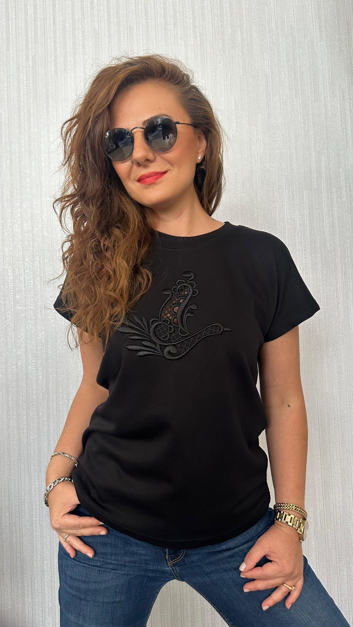 düşük kol nakış işli siyah tshirt