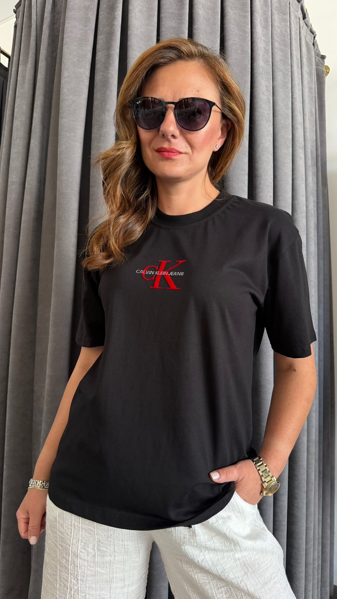 marka model kadın siyah tshirt