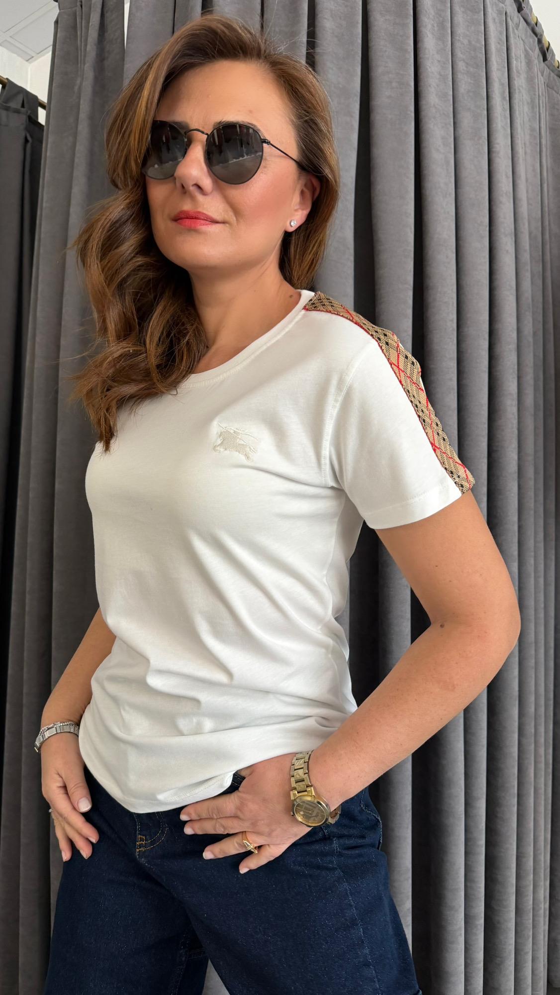 brbry model beyaz tshirt