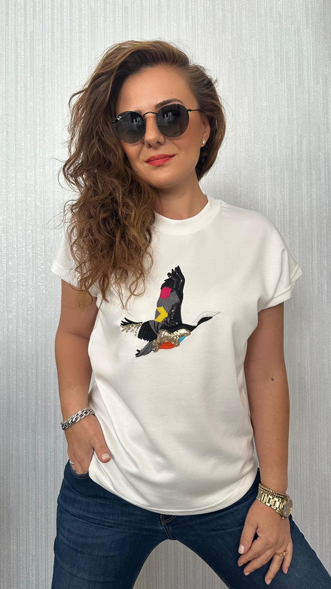 renkli kuş pul beyaz tshirt