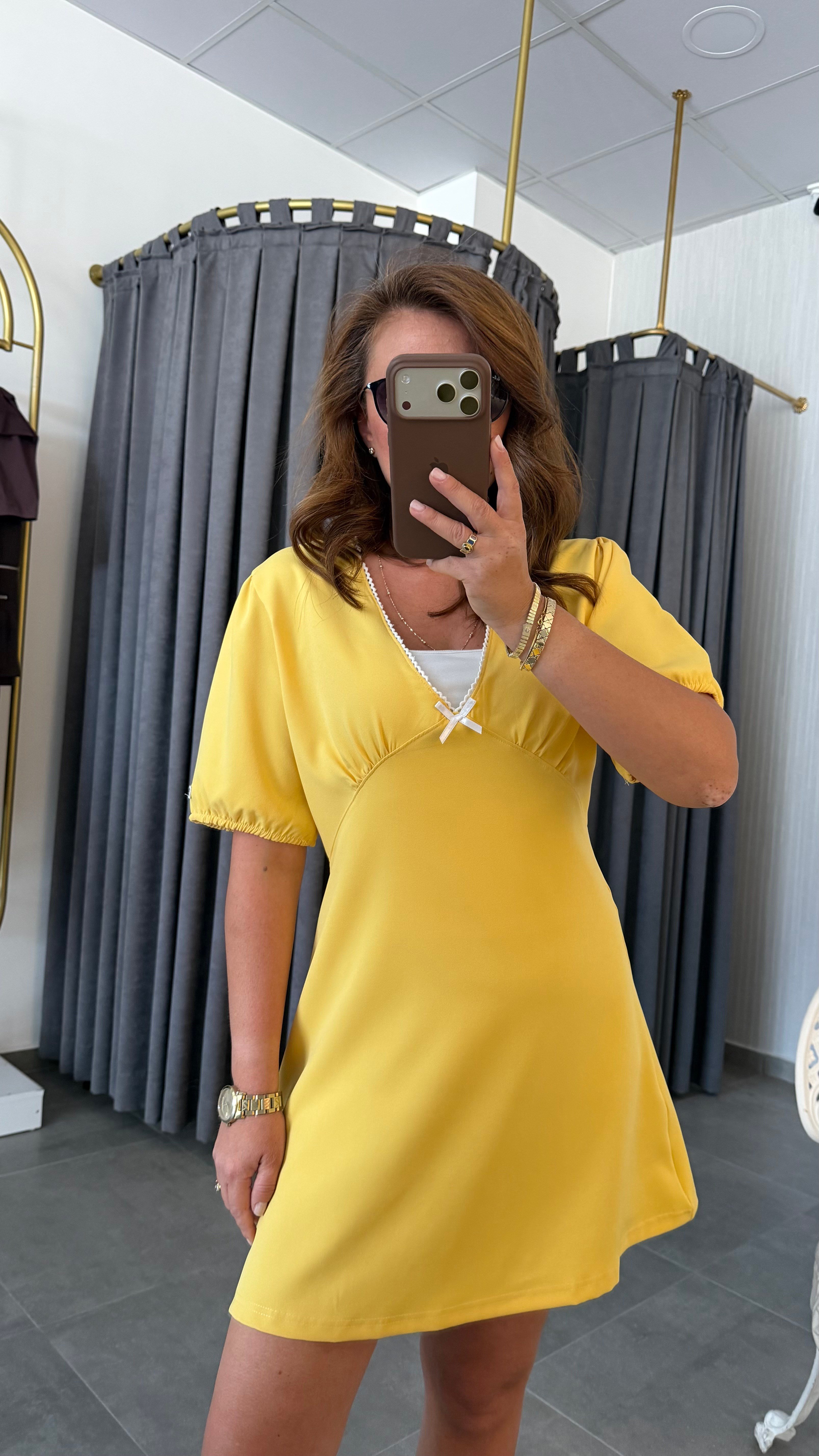 th model sarı kısa elbise