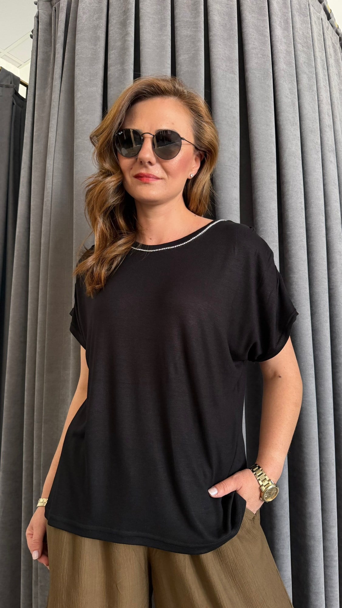 yaka taş kol pile siyah tshirt
