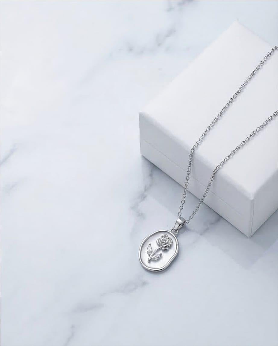 Mine Üzerine Gül Desenli Kolye Silver