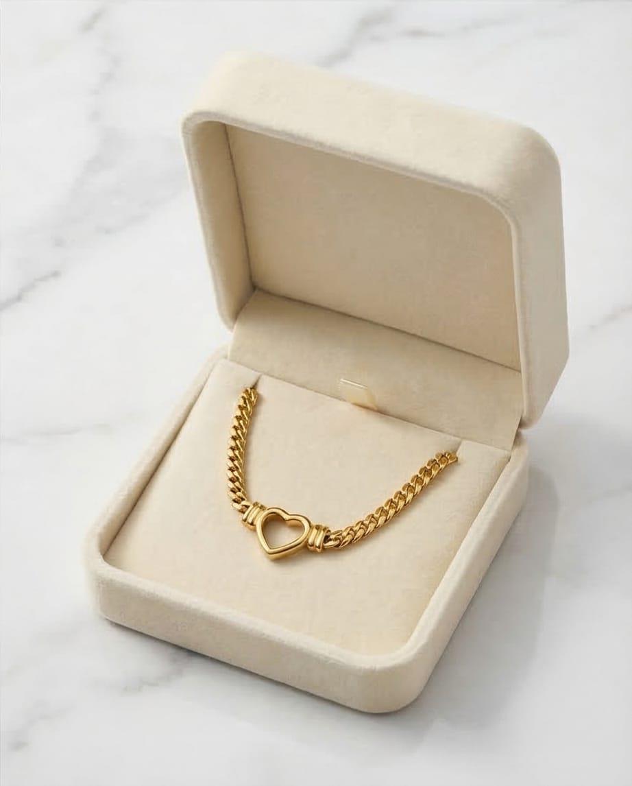 Ortası Kalp Örme Kolye