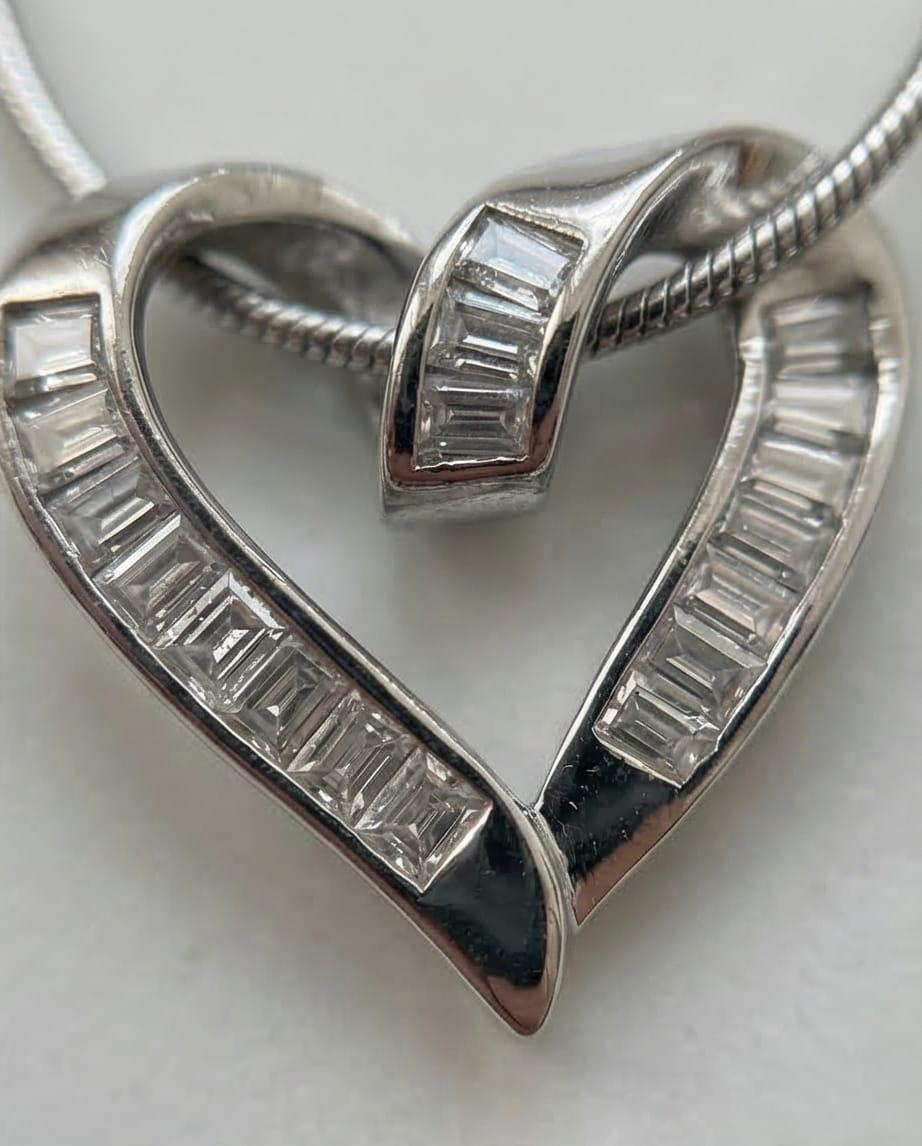 İçi Boş Taşlı Kalp Kolye Silver