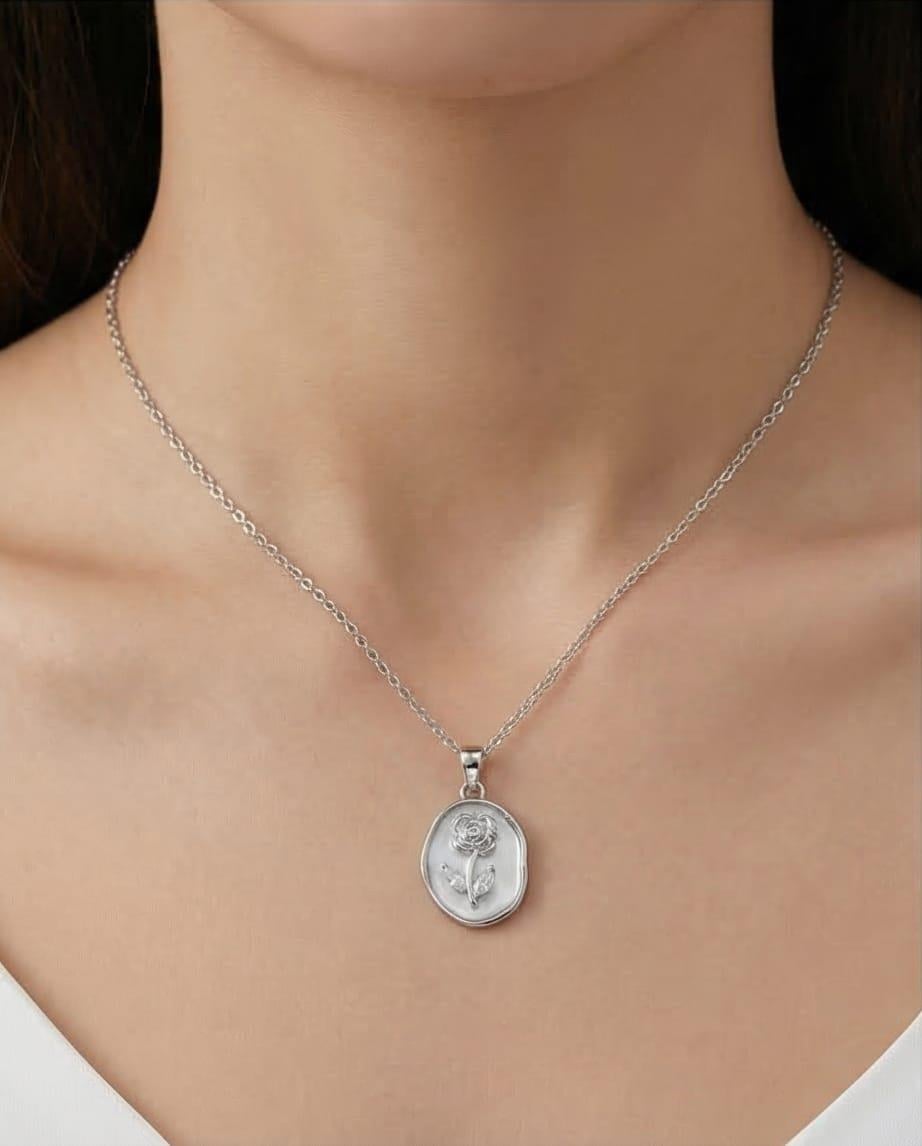 Mine Üzerine Gül Desenli Kolye Silver